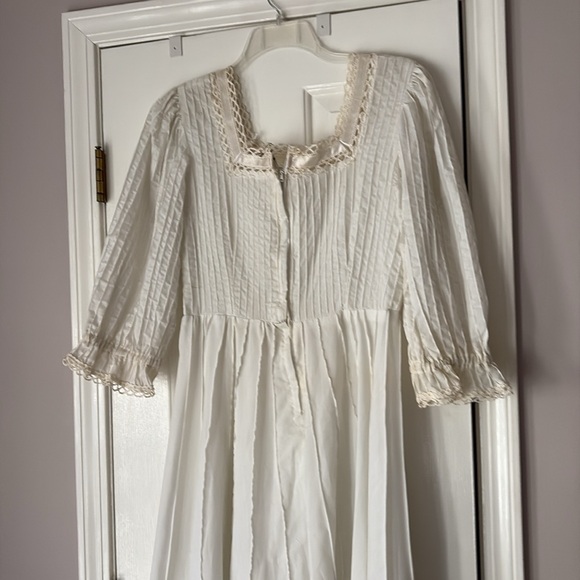 1970s white cotton maxi dress - Picture 7 of 8